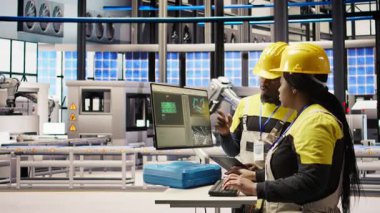 Mühendislik ekibi akıllı fabrikada bilgisayar kullanarak robot montaj hatlarını denetliyor ve imalat sırasında kalite kontrolü sağlıyor. Takım çalışma arkadaşları otomatik taşıma bantlarını, kamera A 'yı izliyor.