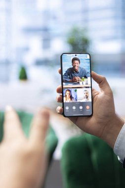 Genel müdür internet aramasında kurumsal sosyal sorumluluğu ele alarak etik uygulamaların ve sürdürülebilirliğin önemini tartışıyor. Danışma kurulu brifing toplantısı.