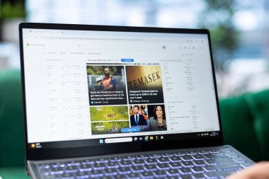 Bükreş, Romanya - 30 Temmuz 2024 - Genç CEO, Microsoft Start 'ı dünya çapında güncellemelerden haberdar etmek için kullanarak İnternet üzerinden haberleri okuyor. Çevrimiçi dijital servisi kullanan adam.