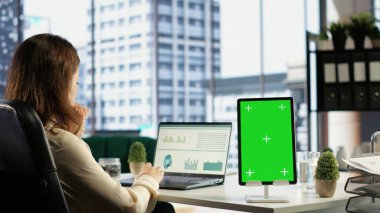Genel müdür modern cihazlar üzerinde kroma anahtar şablonu kullanıyor, endüstri içinde işini geliştiriyor. Üst düzey kurumsal ofisinde hırslı bir kadın girişimci. Kamera B.