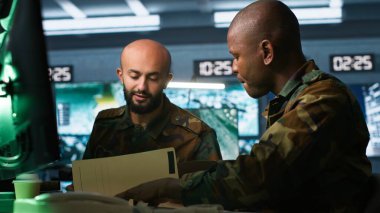 Takım çalışanı askeri ajanlar düşman savaş düzeni hakkındaki istihbarat dosyalarına bakar. İstihbarat Teşkilatı iş arkadaşları, rakip strateji ve kamera A hakkında bilgi toplamak için görev belgelerini okuyor.