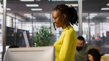 Sistem yöneticisi, otomatik karar verme süreçlerini işleyebilen ve analiz edebilen makine öğrenme modelleri yaratıyor. BT çalışanı, ofiste program yapmak için dizüstü bilgisayar kullanıyor. Kamera A.
