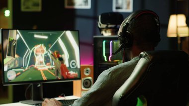 Oyun bilgisayarında video oyunu oynarken bilgisayar ekranının önünde avuç içi gösterimi yapan adam oyunu alıyor. Oyuncu, Esport turnuvasında rakip oyuncular tarafından mağlup edildikten sonra üzgün hissediyor: Kamera A