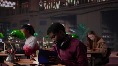 Yüksek sesle konuşarak, kaba davranarak ve çalışma alanındaki telefon görüşmelerine cevap vererek öğrencileri rahatsız eden gürültücü siyahi adam. Rahatsız edici sinir bozucu adam sessiz kalmak istedi. Kamera B.