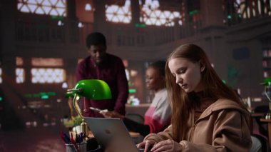 Bayan öğrenci kütüphanede eğitim araştırmaları koleksiyonunu inceliyor, lisans diplomasını almak için sınavlarına çalışıyor. Genç öğrenci burs için savaşıyor. Kamera B.