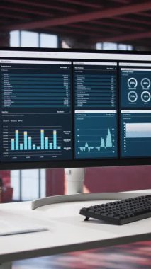 SEO eğilimlerini gösteren ve hedeflenmiş veri içgörülerini gösteren bir bilgisayar, ahşap ve cam mobilyaların yer aldığı lüks apartman dairesi. Sakin atmosfer için minimalist dekor.