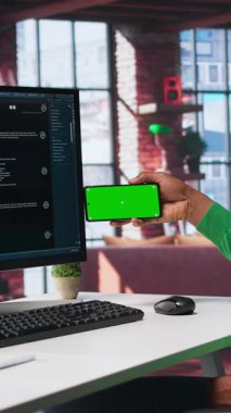 Dikey Video Delikanlısı yapay zekanın gücü yanında gerçek zamanlı tepkiler üretmek için yapay zeka kullanıyor. Çevrimiçi iletişim ve problemi basitleştiren akıllı otomasyon
