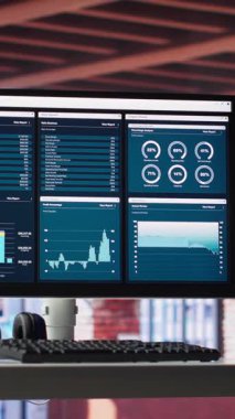 Ahşap masa başındaki Dikey Video Masaüstü Bilgisayarı bilgi grafiklerini gösterir ve istemci profesyonel kullanım için veriye ulaşır, görüntüde analitikler vardır. Parlak lüks bir çatı katında şık ve düzenli bir çalışma alanı..
