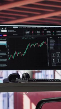 Dikey Video Modern ticaret kurulumu. Monitör ön x eğilimleri yükseliyor. Üst düzey klas apartman çalışma istasyonu. Temiz masa, borsa analizi için profesyonel bir alan sağlıyor. Kamera A.