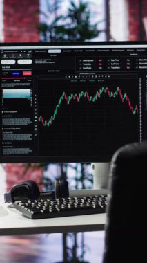 Dikey Video Modern masaüstü bilgisayarı finansal büyüme takibi ve ön x ticareti için idealdir. Bilgisayarlı ev ofisi online teknoloji kullanılarak bir mum çubuğu analizi sergiliyor. Gün ticareti. Kamera A