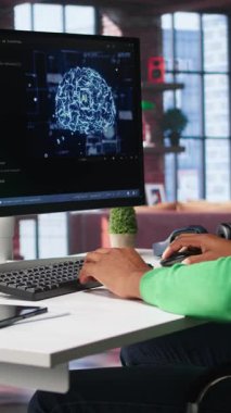 Dikey Video Sistemi Yöneticisi yapay zekayı programlıyor. Bilgisayar üzerindeki görevleri çözmek için sinirsel ağ modelini bilgisayara aktarıyor. Hata ayıklama algoritması ve hata kontrolü