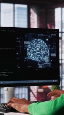 Dikey Video Sistemi Yöneticisi yapay zekayı programlıyor. Bilgisayar üzerindeki görevleri çözmek için sinirsel ağ modelini bilgisayara aktarıyor. Hata ayıklama algoritması ve hata kontrolü