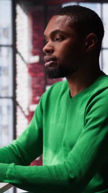 Dikey Video Siyah Serbest Çalışan her zaman stres ve anksiyeteyi kötü alışkanlık, sağlıksız yeme bozukluğu ve beslenme bozukluğuna dayandırır. İşkolik sinirli insan her zaman atıştırmalık yemek ister, evde çalışır.