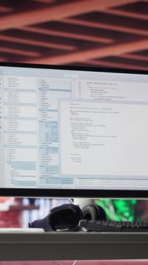 Dikey Video Organize masası ikili kod yazmak ve verileri analiz etmek için idealdir. Zarif mimarisi olan şık teknoloji ofis. Performans odaklı arayüzler ve çevrimiçi uygulamalar oluşturuluyor.