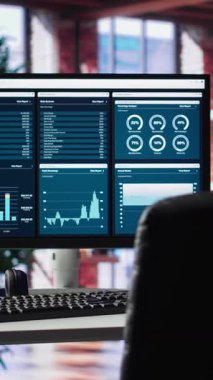 SEO eğilimlerini gösteren ve hedeflenmiş veri içgörülerini gösteren bir bilgisayar, ahşap ve cam mobilyaların yer aldığı lüks apartman dairesi. Sakin atmosfer için minimalist dekor.