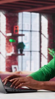 Dikey Video Afrikalı Amerikalı evde ders kitabı hakkında bilgi topluyor, not defteri hakkında bilgi yazıyor ve eğilimleri tanımlıyor. Analitik raporlar hazırlayan ve not alan bir adam. Kamera A.