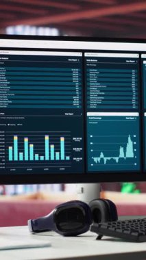 Dikey Video Boş modern masaüstü bilgi grafikleri ile iş geliştirme çalışmaları için hazır, şık bir şehir çatı katında şık bir monitör. Sanatsal iç tasarım ve pazarlama ve web sitesi büyümesi için araçlar.