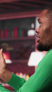 Dikey Video Afrikalı Amerikalı yatırımcı hisselerini kaybettikten sonra hayal kırıklığına uğramış ve üzgün hissediyor. İflas ediyor ve tüm finansal varlıklarını kaybediyor. Parasal bir gerileme yaşayan sıkıntılı bir adam.