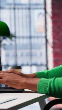 Dikey Videocu, uykusuzluktan ve uykusuzluktan yorgun ve acı çekiyor. Bitkin düşmüş, negatif duyguları olan, tükenmiş, stresli bir zenci.