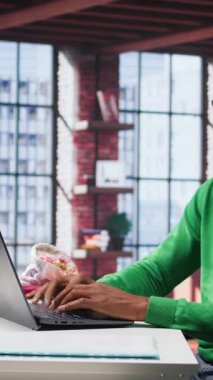 Dikey Video Siyah Serbest Çalışan her zaman stres ve anksiyeteyi kötü alışkanlık, sağlıksız yeme bozukluğu ve beslenme bozukluğuna dayandırır. İşkolik sinirli insan her zaman atıştırmalık yemek ister, evde çalışır.