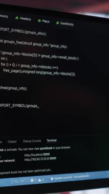 Dikey Video Genç Bilişim Mühendisi bilgisayarda kod yazıyor ve betik çalışıyor, programlama dili var. Modern çatı katındaki Afrikalı Amerikalı teknisyen yazılım içerisindeki hataları düzelterek, özellikleri uyguluyor