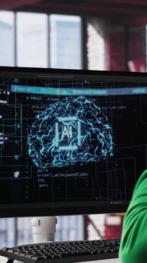 Dikey Video Sistemi mühendisi yapay zeka beyin modelini kodluyor makine öğrenimi için, bilgisayardaki görevleri çözmek için. Hata ayıklama algoritması ve hata ve yenilik kontrolü. Kamera A.