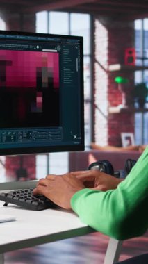 Dikey Video Afrikalı Amerikalı bilişim uzmanı yapay zeka teknolojisini kullanarak metin iletilerinden gerçekçi görüntüler üretiyor. Çevrimiçi olarak yapay zeka araçlarıyla meşgul olan genç yetişkinler. Metinden resme. Kamera B.