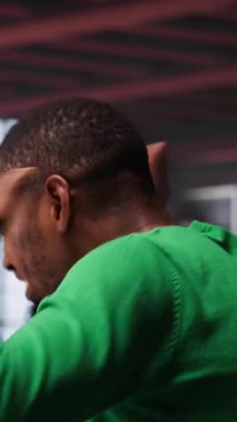 Dikey Video Erkek yatırımcısı hisse senedi satarak ve kişisel karı maksimize ederek para kazandıktan sonra heyecan içinde el çırpıyor. Forx Takas 'ın mali kazancını kutlayan çok mutlu bir adam.