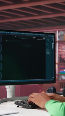 Dikey Video Afrikalı Amerikalı adam sanal üretken teknolojiyi anlamak ve üretmek için eğitilmiş yapay zeka sohbet robotu kullanıyor. Yapay zeka destekli sohbet ile kullanıcı konuşmaları