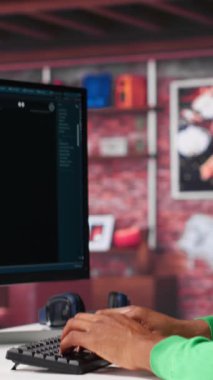 Dikey Video Afrikalı Amerikalı adam sanal üretken teknolojiyi anlamak ve üretmek için eğitilmiş yapay zeka sohbet robotu kullanıyor. Yapay zeka destekli sohbet ile kullanıcı konuşmaları