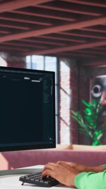 Dikey Video Afrikalı Amerikalı kişi, ev ofisinde bir video montaj oluşturmak için yapay zeka sohbet robotu kullanıyor, kişisel bir proje için derin öğrenme modelleri ve bulut teknolojisi, mesajdan videoya. Kamera B.