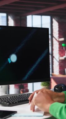 Dikey Video Siyah Serbest Çalışan PC monitöründeki iş konferansını izleyip istatistik tablolarına bakıyor. Apartman ofisindeki uzaktan çalışan bilgisayardaki sunum grafiklerini takip ediyor. Kamera B.