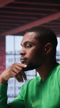 Dikey Video Siyah tele-işçisi, yaratıcılığını ve yeniliğini kullanarak daha fazla para kazanmak için çözümler üzerinde kafa yoruyor. Yeni parlak fikirler arayan genç yetişkinler. Kamera B.