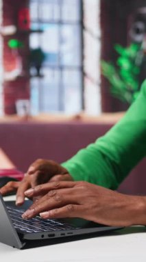 Dikey Video Afrikalı Amerikalı erkek serbest çalışan çevrimiçi araştırmalara ve internette sörf yapmaya, tele-çalışma için bir dizüstü bilgisayar kullanmaya ve dijital dünyada bağlı kalmaya odaklandı. Çoklu Görev