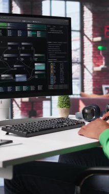 Dikey Video Afrikalı Amerikalı yazılım geliştiricisi görsel kodlama yapıyor ve yazılım yaratıyor, algoritmalar uyguluyor. Evde notlar ağaç ve kod dili, uygulama performansı ile çalışan bilişim uzmanı