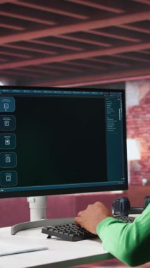 Dikey Video Siyah erkek serbest çalışan görev tamamlama, otomasyon ve makine öğrenme için yapay zeka sohbet robotu kullanıyor. Genç yetişkinler, suni zeka kullanarak yeni fikirler üretirler. Kamera B