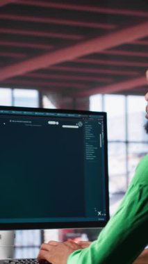 Dikey Video Dijital Düzenleyici, içerik yaratmak ve kulaklık üzerinde müzik dinlemek için yapay zeka destekli metin kullanır. Yüksek teknoloji yazılımında internet bağlantısı ve yapay zeka araçları