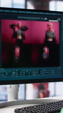 Dikey Video Afrikalı Amerikalı kullanıcı modern çatı katında dijital fotoğraflar oluşturmak için üretici yapay zeka programı kullanmaktadır. İnsan yapay zeka araçları ile yaratıcı görselleştirmeyi keşfeder.