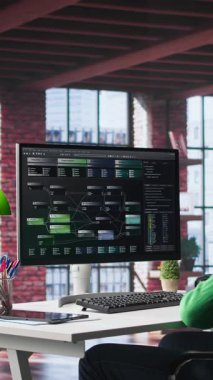 Dikey Video Afrikalı Amerikalı mühendis terminal penceresinde görsel kodlama üzerinde çalışıyor, programlama dili yazıyor ve notları gözden geçiriyor. Düzeltmek için hata ayıklama algoritmaları kullanan bilişim uzmanı