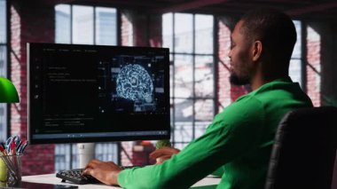 Sistem yöneticisi yapay zekayı programlıyor, bilgisayar üzerindeki görevleri çözen, makine öğrenmesi için sinirsel ağın modelini bilgisayarlaştırıyor. Yazılım algoritması hata ayıklanıyor ve hataları kontrol ediliyor. Kamera A.