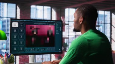 Afro-Amerikan bilişim uzmanı yapay zeka teknolojisini kullanarak metin iletilerinden gerçekçi görüntüler üretiyor. Çevrimiçi olarak yapay zeka araçlarıyla meşgul olan genç yetişkinler. Metinden resme. Kamera A.