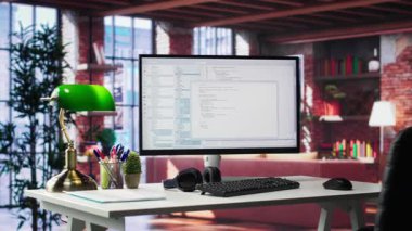 Lüks bir dairede yazılım geliştirme ve kodlama için kullanılan boş masaüstü monitörü. Modern çalışma istasyonu veya şık bir stüdyoda teknolojik performansı ve büyük veri sistemlerini destekler.