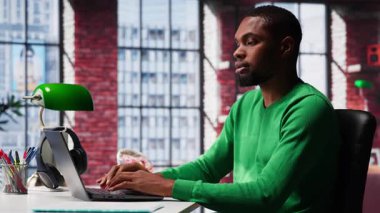 Siyahi bağımsızlar her zaman stres ve anksiyeteye dayanan kötü alışkanlıklar, sağlıksız yeme bozuklukları ve beslenme bozuklukları ile beslenirler. İşkolik sinirli insan her zaman atıştırmalık yemek ister, evde çalışır. Kamera A.