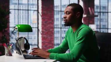 Ofisteki bilgisayarına günlük işleri çözmek için yazı yazan, uzaktan kumandalı serbest çalışan Afro-Amerikalı bir adam. Çatı katında web 'de sörf yapan genç bir yetişkin. Kamera A.