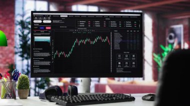 Boş iş alanı masaüstü çalışma günü şık bir dairede borsa trendleri ticareti. Yatırım rakamlarını ve mum çubuğu grafiklerini izlemek için kullanılan bilgisayar, rahat bir ortam.