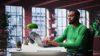 Siyahi bağımsızlar her zaman stres ve anksiyeteye dayanan kötü alışkanlıklar, sağlıksız yeme bozuklukları ve beslenme bozuklukları ile beslenirler. İşkolik sinirli insan her zaman atıştırmalık yemek ister, evde çalışır. Kamera B.