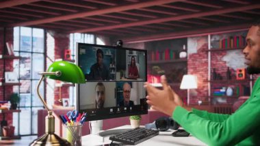 Uzaktan kumandalı çalışan bilgisayar monitörüne bakıyor. Evden yapılan video görüşmesi sırasında iş arkadaşlarıyla tartışıyor. Uzaktan telekonferans toplantısında iş arkadaşlarıyla tele-işçi tarafından kullanılan bilgisayar görüntüsü. Kamera B.