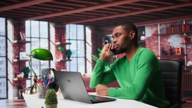 Merkez ofisteki Freelancer iş ortağıyla cep telefonunu kullanarak önemli bir telefon görüşmesi yapıyor. Afrika kökenli Amerikalı bir adam çalışma sırasında şirket meselelerini tartışıyor. Kamera A.