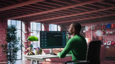 Uzaktan çalışan, günlük işleri çözmek için konuşmalı yapay zeka robotu kullanır, veri tepkileri üretmek için makine öğrenme motorlu sohbet robotuyla sohbet eder. Yapay zeka asistanı aletinde verimlilik. Kamera B.