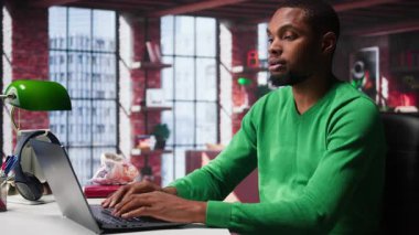 Ev ofisinden görev çözerken yemek yeme stresi, öğünleri atlamak ve abur cubur yemek gibi kötü alışkanlıklar. Arzuları ve yeme bozukluğu olan endişeli bir insan. Kamera B.